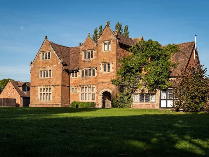 Wolston Priory – die denkmalgeschützte Fassade (Grade II) mit Giebeldach